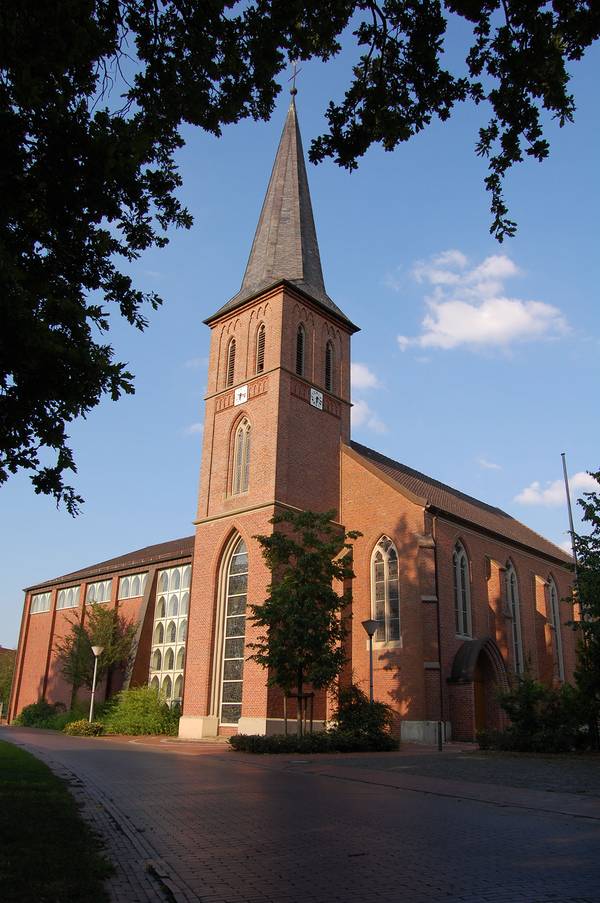 St. Marien-Kirche in Harkebrügge (Ansicht von der Südwestseite)
